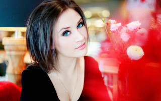 Woman blueeyes blackshirt vase flower - a vase of flowers free wallpaper
