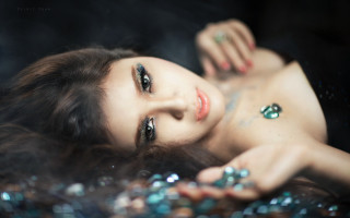 Woman holography fashion nails laying - holography free wallpaper