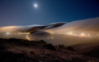 Foggy night fullmoon cityscape cars - a foggy night free wallpaper
