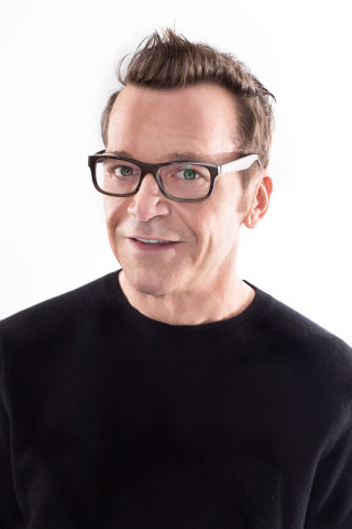 Man glasses black shirt posing - studio portrait free wallpaper