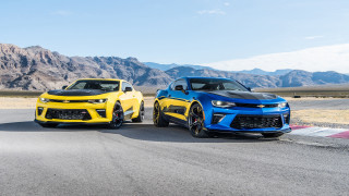 Yellow blue cars race track - a blue sky in the foreground free wallpaper