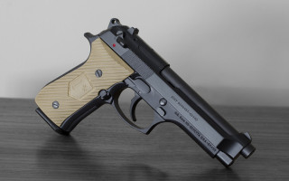 Gun wooden grip tabletop white - a table top free wallpaper
