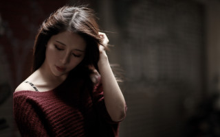 Woman ponytail holding hair head - a woman free wallpaper