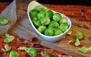 Brussel sprouts bowl wooden board - wooden free wallpaper