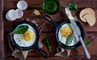 Eggs skillet knife crackers wine - ed benedict free wallpaper