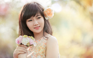 Woman smiling flower bouquet portrait 2 - a bouquet of flowers free wallpaper