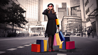 Woman shopping black dress cityscape - neoism free wallpaper