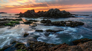 Rocky beach sunset waves foreground - a rocky beach free wallpaper