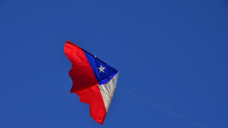 Red white blue kite cloud - a blue sky background free wallpaper