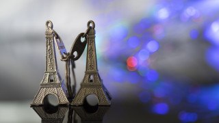 Metal earrings blue purple paris - background behind them free wallpaper