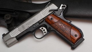 Gun wooden grips metal frame - dong kingman free wallpaper