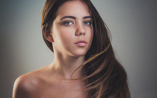 Eszter mattioni portrait gray background - head and shoulders portrait free wallpaper