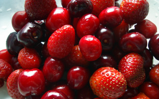 Berries cherries strawberries water droplets - berry free wallpaper