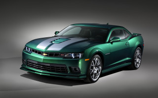 Green sports car silver stripe - a green sports car free wallpaper