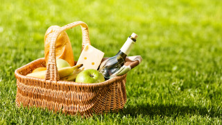 Food basket wine green lawn - the background and a blurry background free wallpaper