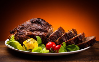 Plate meat vegetables dark background - professional free wallpaper