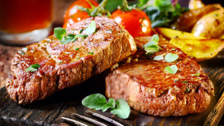 Steak potatoes cuttingboard fork beer - cutting free wallpaper