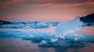 Iceberg lake sunset pink sky - the middle of a lake free wallpaper