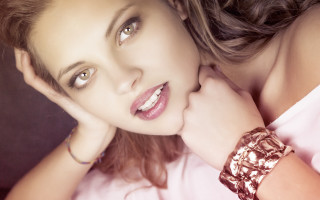 Woman bracelet pose american barbizon - flavia bloi free wallpaper