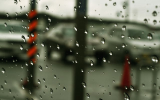Rainy street red light blurry - a rain free wallpaper