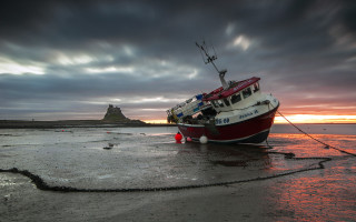 Boat beach sunset ropes rocks - rich moody colour free wallpaper