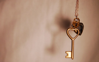 Gold key heart keychain chain - a shadow free wallpaper