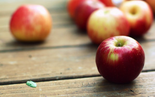 Red apple wooden table green - eve disher free wallpaper