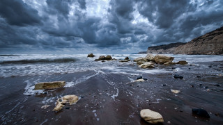 Stormy beach rocks water cloudy - a rocky shore free wallpaper