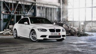 White car garage rubble building - a large window free wallpaper