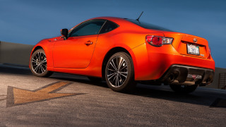 Bright orange sports car blue - a yellow arrow free wallpaper