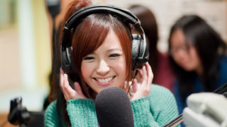 Smiling asian woman headphones green - bian shoumin free wallpaper