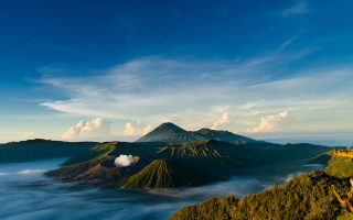 Mountain clouds sunset lake horizon - a few cloud below free wallpaper