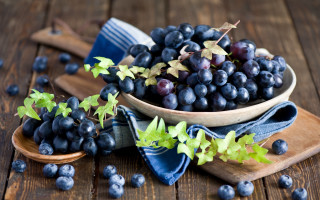 Bowl grapes wooden spoon bluecloths - bela čikoš sesija free wallpaper