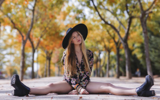 Woman hat dress autumn blonde - her leg free wallpaper