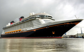Cruise ship dock cloudy sky - pixar and disney animation free wallpaper