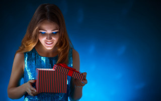 Woman gift box blonde blue - box free wallpaper
