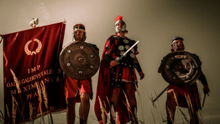Roman armor shield flag banner - a group of men free wallpaper
