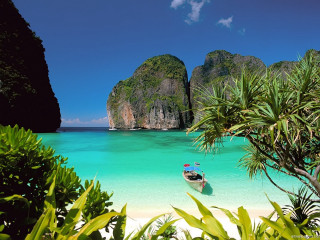 Boat clear blue water tropical - a tropical beach free wallpaper