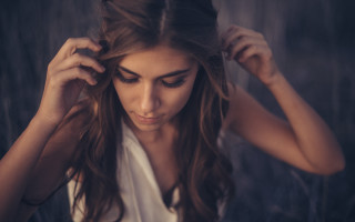 Woman bun concerned portrait araceli - a bun free wallpaper
