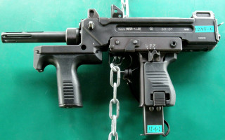 Gun chain green wall aqua - a green wall behind free wallpaper