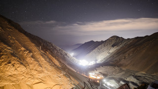 Mountain night truck aurora milky - long exposure free wallpaper