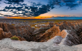 Mountains rocks sunset clouds horizon - the sky above them free wallpaper