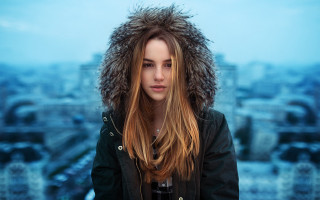 Woman fur hood wine cityscape - a woman free wallpaper for desktop