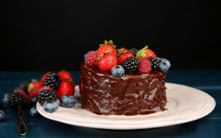 Chocolate berry cake frosting plate 2 - a spoon free wallpaper