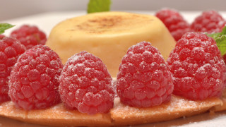 Dessert raspberries leaf cake photorealism - a leaf free wallpaper