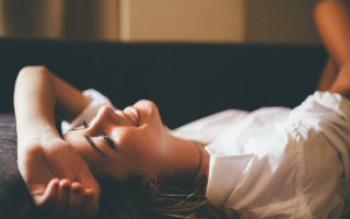 Woman laying blurry photorealistic indoor - portrait photography free wallpaper