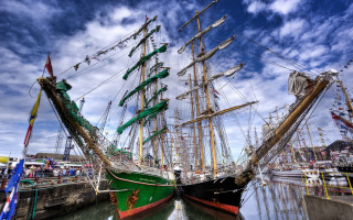 Harbor green red boat cityscape - a harbor free wallpaper