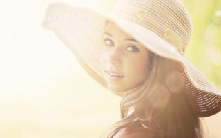 Woman hat scarf green background - a sunbeam in the background free wallpaper