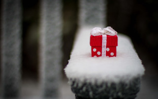 Red present box snow bench - bench free wallpaper