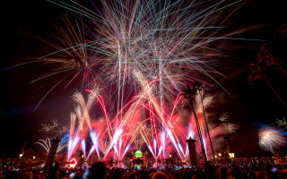 Fireworks crowd night city reflection - bright free wallpaper